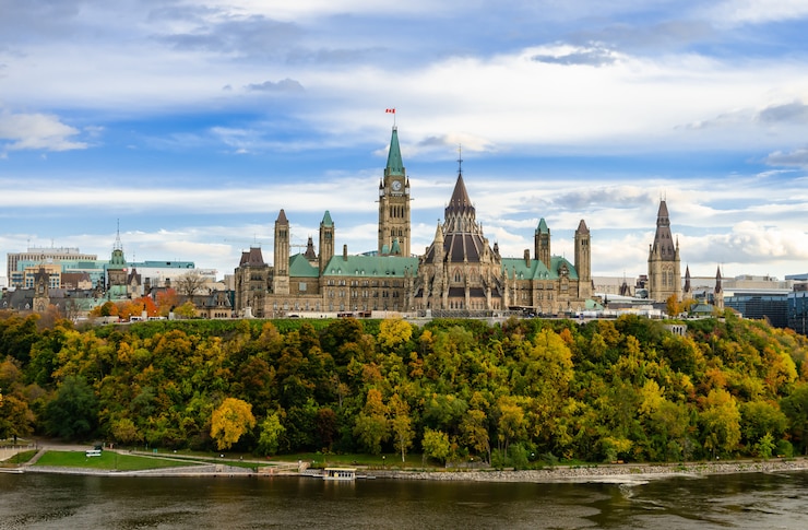 Foto outono vista do parlamento hill e ottawa river em ottawa, canadá