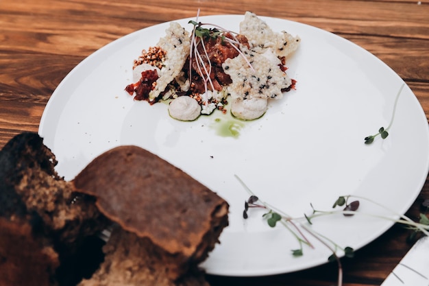 Outros alimentos na mesa de madeira