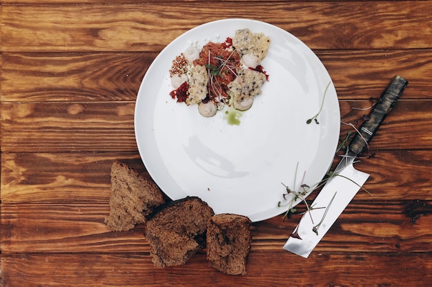 Outros alimentos na mesa de madeira