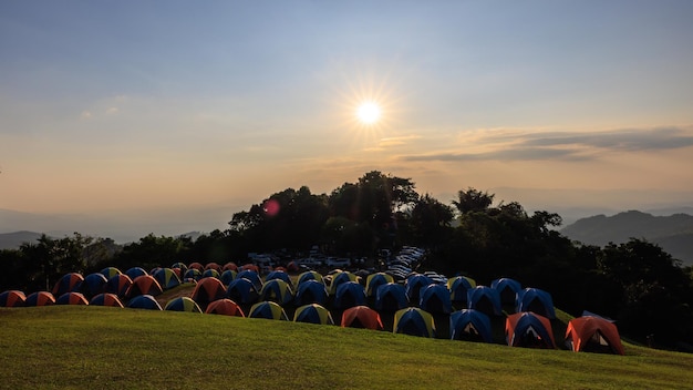 Outubro de 2022 áreas de acampamento à noite, os raios do sol com fundo azul do céu nublado