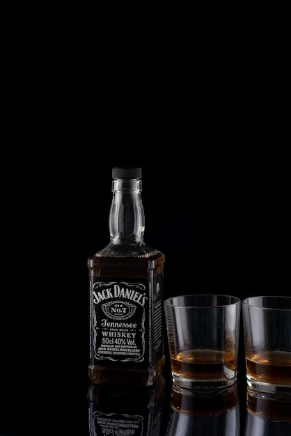 Outubro de 2022 Ucrânia Krivoy Rog Garrafa de uísque Jack Daniels em um fundo preto