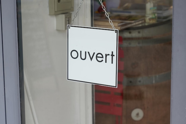 Ouvert texto en francés significa entrar en el letrero de texto boutique abierto en el letrero de la tienda de café del restaurante de la tienda de Windows