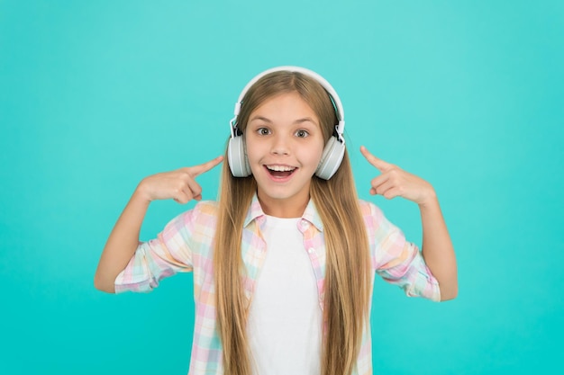 Ouvindo sua música favorita. A música a faz feliz. Menina ouvindo música. Criança feliz desfrutar de música tocando em fones de ouvido. Adorável fã de música.