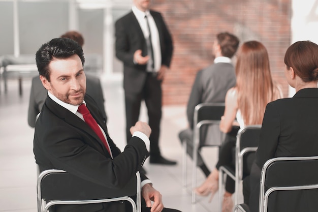 Ouvinte de conferência de negócios sentado na sala de conferências