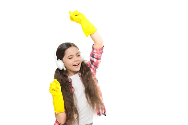 Ouvir música enquanto limpa a pequena casa se divertindo pronta para a limpeza doméstica lista de reprodução motivadora garotinha fazendo trabalhos domésticos e tarefas se divertindo durante as tarefas de limpeza copiam o espaço