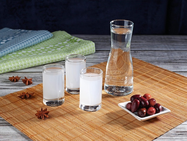 Ouzo grego tradicional em copos de shot com aperitivos