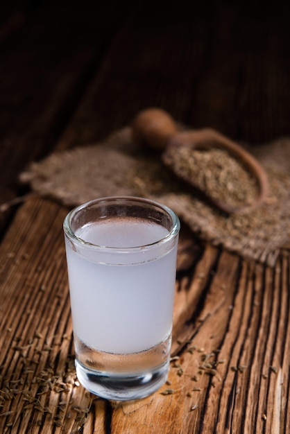 Ouzo sobre fondo de madera