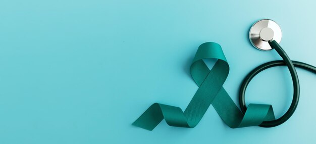 Ovarial- und Gebärmutterhalskrebsbewusstsein ein Teal-Band mit Stethoskop in Top-Ansicht Gebärmutter Weiblich