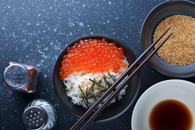 Ovas de salmão com arroz.