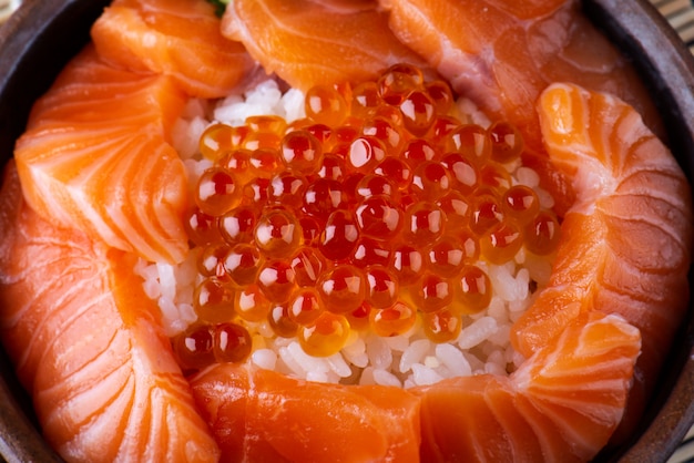 Ovas Salmon do sashimi e dos salmões com arroz.