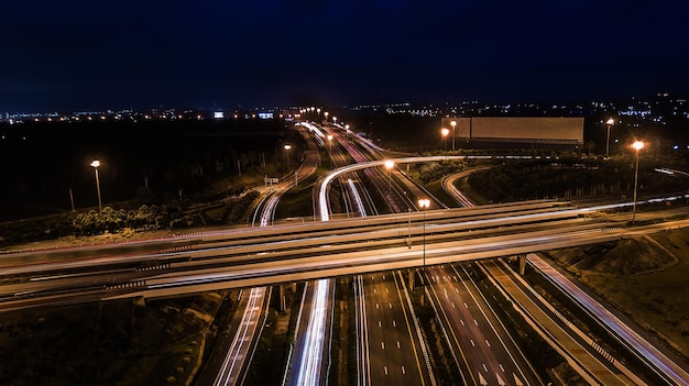 Over Road Stadtautobahn bei Nacht Vogelperspektive Drone Draufsicht