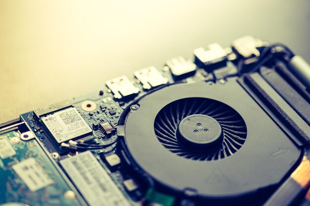 Overclocking de tecnologia de computador Fechamento de um ventilador de resfriamento em uma placa de circuito