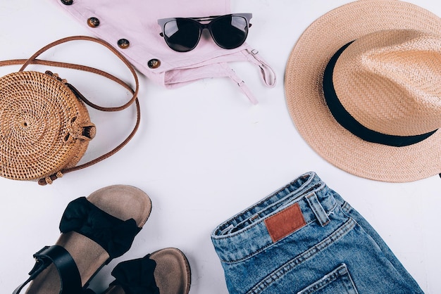 Foto overhead bodegón de verano accesorios de ropa de mujer casual concepto de viaje de vacaciones sentar planas