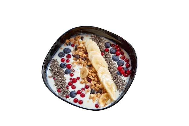 Overhead close-up tiro de muesli com frutas na tigela. Isolado no branco, com trajeto de grampeamento