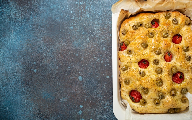 Overhead der traditionellen italienischen hausgemachten Fladenbrot-Focaccia