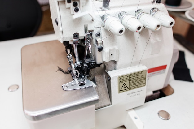 Overlock-Nähmaschine im Schneiderbüro