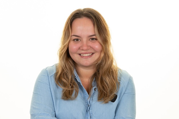 Oversize Woman Headshot Portrait im blauen Hemd auf weißem Hintergrund