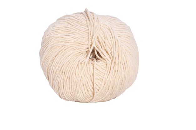 Ovillo de lana beige aislado sobre fondo blanco. Foto de alta calidad