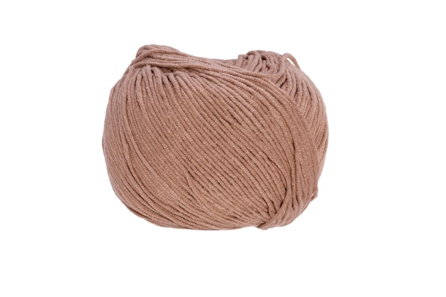 Ovillo de lana marrón aislado sobre fondo blanco. Foto de alta calidad
