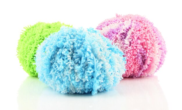Ovillos multicolores aislados en blanco