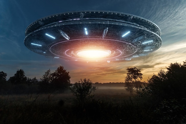 OVNI un platillo alienígena flotando sobre el campo en las nubes flotando inmóvil en el cielo Objeto volador no identificado invasión alienígena vida extraterrestre viaje espacial nave espacial técnica mixta
