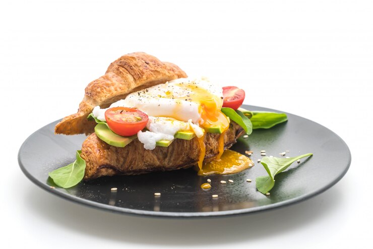 Foto ovo benedict com abacate, tomate e salada - estilo de comida saudável ou vegan