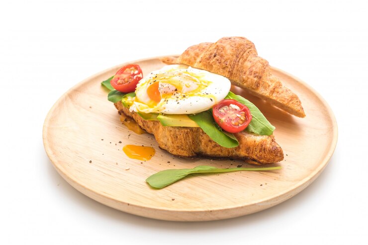 Foto ovo benedict com abacate, tomate e salada - estilo de comida saudável ou vegan