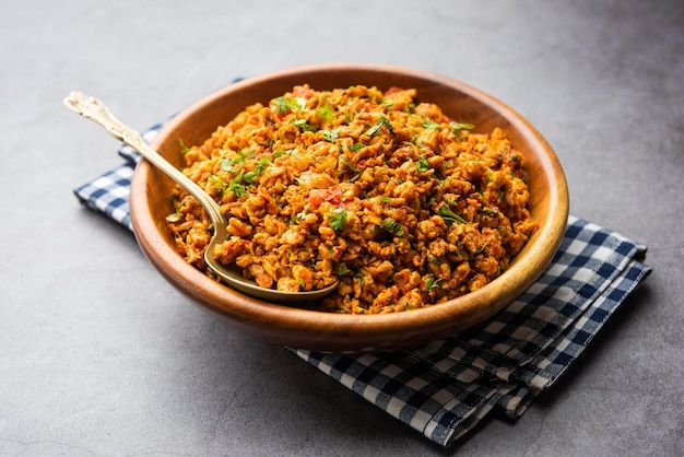 Ovo bhurji também conhecido como Masala Anda Bhurji é um prato de ovos mexidos que é um popular str indiano