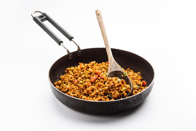 Ovo bhurji também conhecido como Masala Anda Bhurji é um prato de ovos mexidos que é um popular str indiano