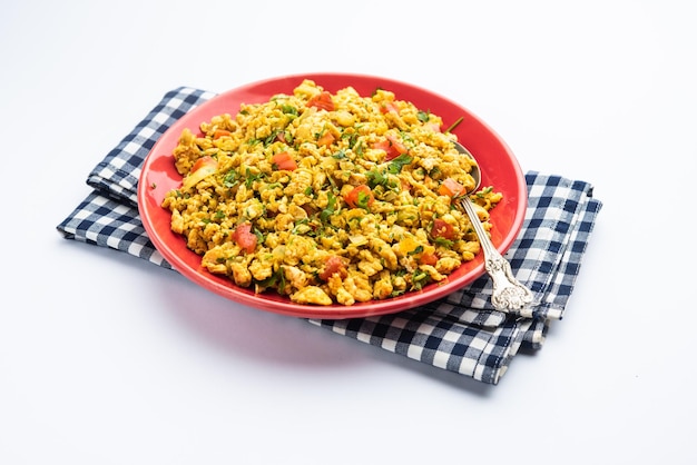 Ovo bhurji também conhecido como Masala Anda Bhurji é um prato de ovos mexidos que é um popular str indiano