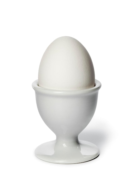 Ovo branco cozido em um eggcup