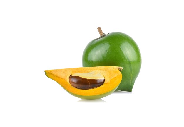 Ovo, Canistel, Sapote amarelo (Pouteria campechiana (Kunth) Baehni) isolado no fundo branco