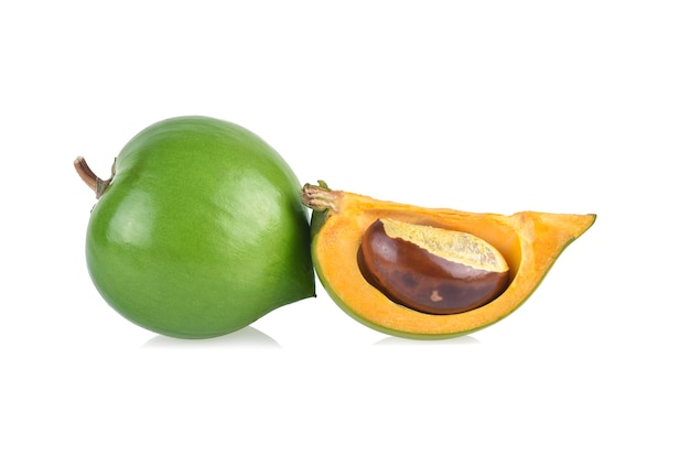 Ovo, Canistel, Sapote amarelo (Pouteria campechiana (Kunth) Baehni) isolado no fundo branco