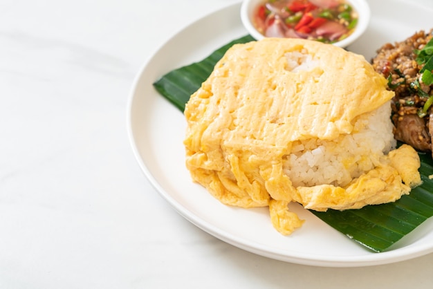 ovo com arroz coberto com carne de porco grelhada e molho picante - comida asiática