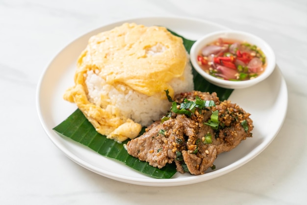 ovo com arroz coberto com carne de porco grelhada e molho picante - comida asiática