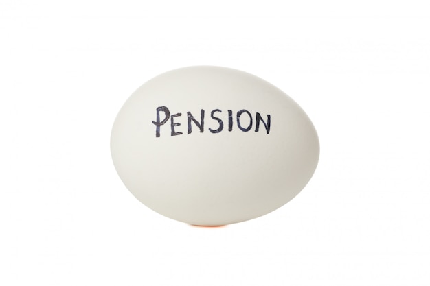 Ovo com inscrição Pension isolado no branco