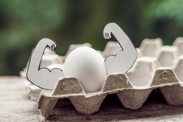 Ovo com músculos, conceito de proteína de ovo, nutrição esportiva, dieta para construção muscular