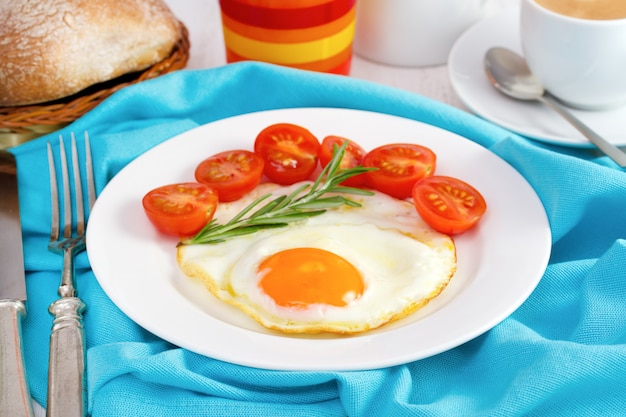 Ovo com tomate no prato com pão e suco