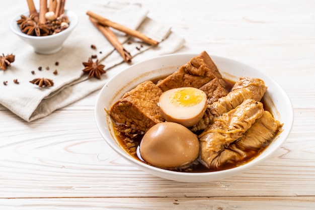 Ovo cozido em molho marrom ou molho doce