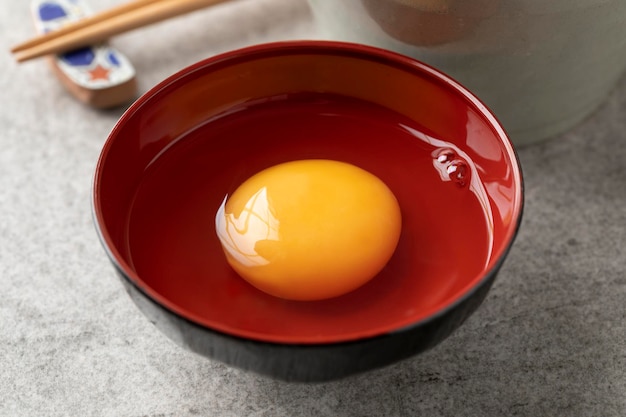 Ovo cru japonês em uma tigela de perto