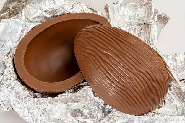 Ovo de chocolate da Páscoa brasileiro, isolado na superfície branca.