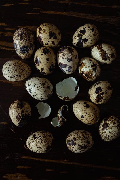 Foto ovo de codorniz quebrado com gema de frango e produtos agrícolas naturais