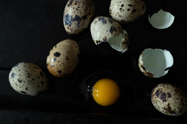 Foto ovo de codorniz quebrado com gema de frango e produtos agrícolas naturais