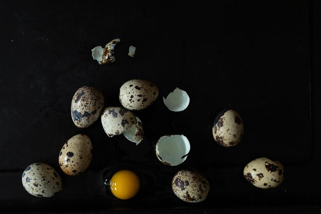 Foto ovo de codorniz quebrado com gema de frango e produtos agrícolas naturais