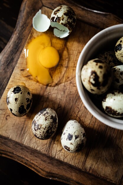 Foto ovo de codorniz quebrado com gema de frango e produtos agrícolas naturais