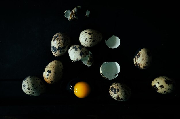 Foto ovo de codorniz quebrado com gema de frango e produtos agrícolas naturais