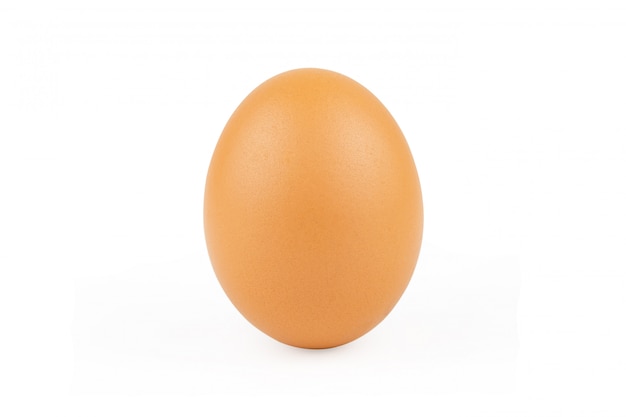 Ovo de galinha isolado no fundo branco