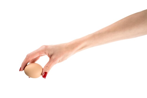 Foto ovo de galinha na mão feminina isolado no fundo branco