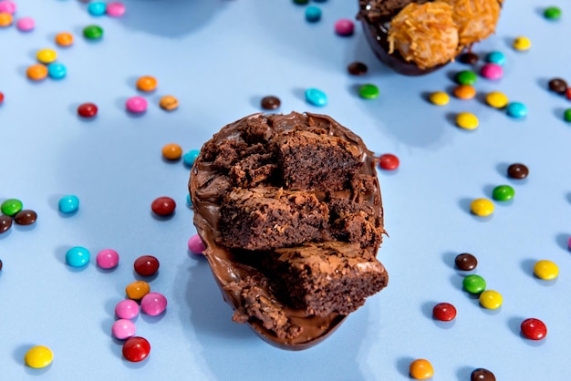 Ovo de páscoa cheio de chocolate conceito de páscoa em fundo azul