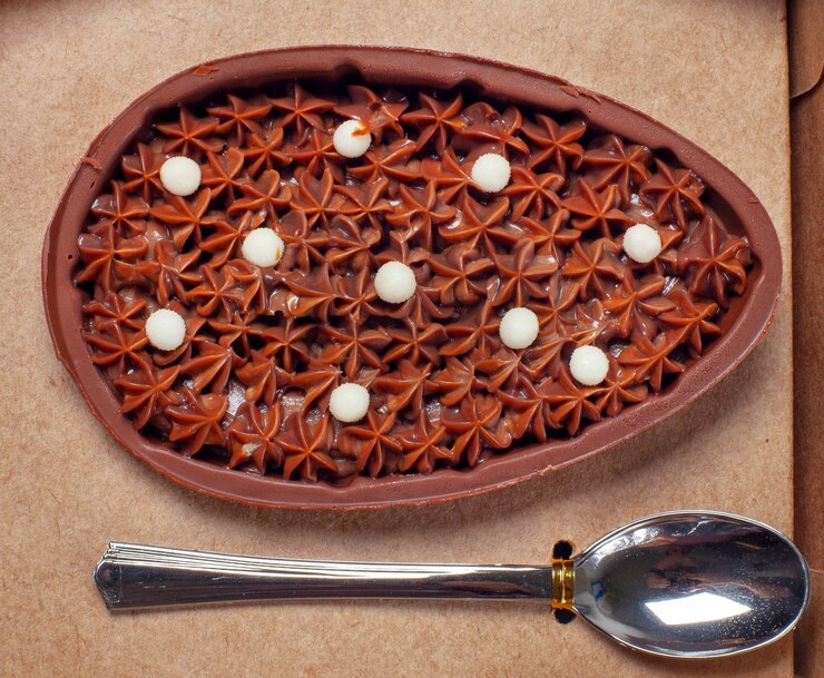 Foto ovo de páscoa comendo com colher